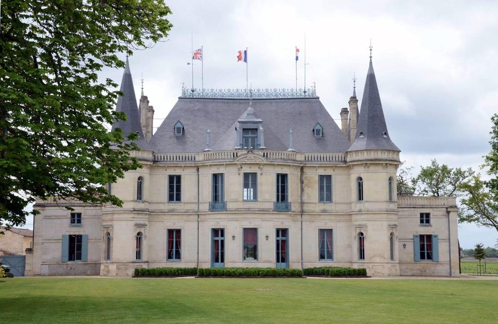 De directie van Hôtel De L Europe voor het ter beschikking stellen van de riante accommodatie; LVMH voor het aanbieden van de Champagne Veuve Clicquot Brut als aperitief; Bolomey