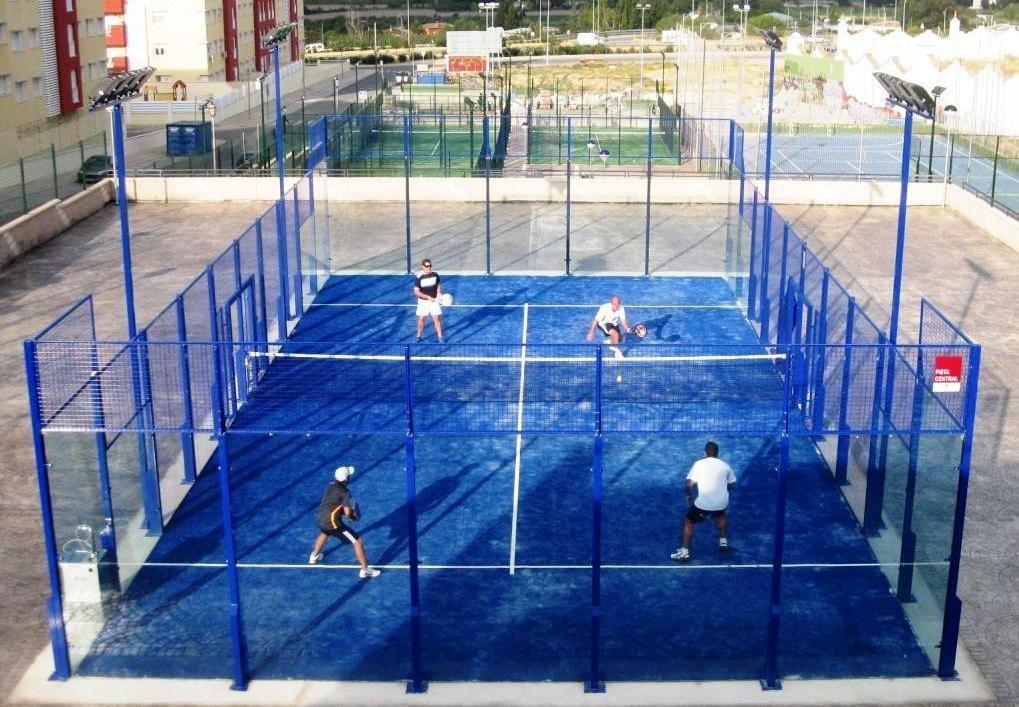 PADEL Padel is kort gezegd een mix tussen tennis en squash. Het ontstond in 1969, in de Mexicaanse stad Acapulco.