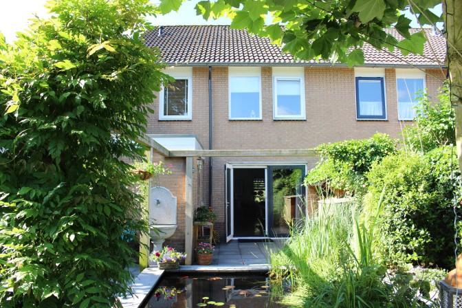 Omschrijving: Deze geweldig mooie uitgebouwde twee-onder-een-kap woning is gelegen op een prachtige vrije locatie grenzend aan een groene omgeving waardoor er sprake is van een rustgevende omgeving