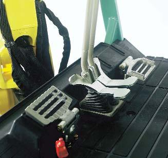 armleuningen en verplaatsingshendels uitgerust met voetschakelaars. Aparte pedalen voor het 3e circuit en het zwenken van de giek.