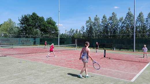 De tijd van deze les is nog niet bekend. Twee weken geleden hebben de kinderen een tennisles gevolgd bij tennisvereniging De Raam. Het was ontzettend warm maar een groot succes.