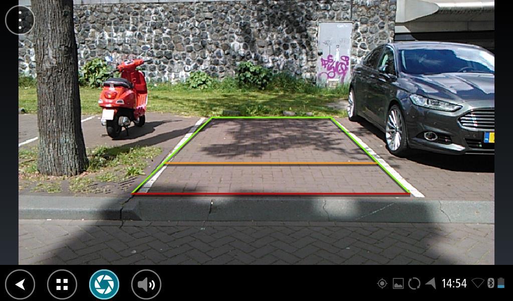 Gebruik die voertuig met gidslyne 1. Maak die kamera-app oop. 2. Skakel Gidslyne in die kamera-instellings aan. 3. Posisioneer jou voertuig voor 'n parkeerruimte.