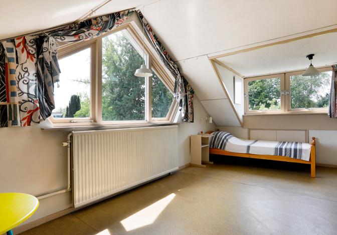 Eerste verdieping: 3 grote slaapkamers met hardhouten kozijnen (2016 geschilderd) met dubbele beglazing en een breed balkon aan de voorzijde.