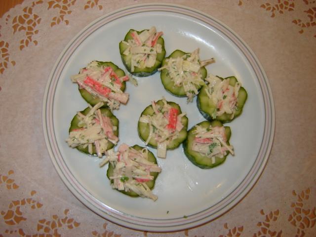 Recept Komkommer gevuld met krab ( Feestje) voor 2 personen 1 komkommer 4 krabsticks + blikje krab Calvé yogonaise (voor de lijn) 1 gekookt ei Pesto, peper en zout.