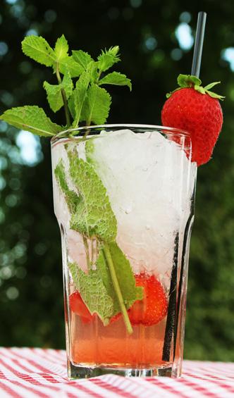 Wij hebben in onze brasserie een heerlijk drankje bedacht met deze aardbeiensiroop: Strawberry Breeze Vul een groot glas met een