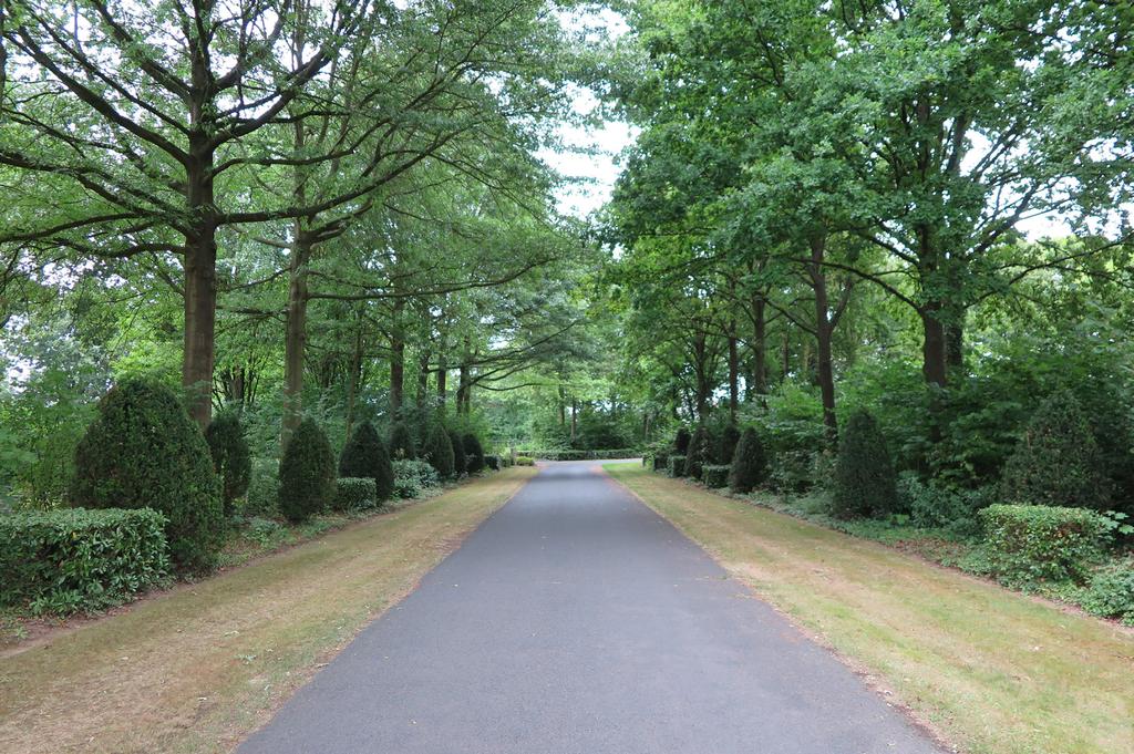 DE GEMEENTELIJKE BEGRAAFPLAATSEN Iedereen is vrij in de keuze voor een begraafplaats. Er is geen verplichting om in de eigen gemeente of eigen woonplaats begraven te worden.