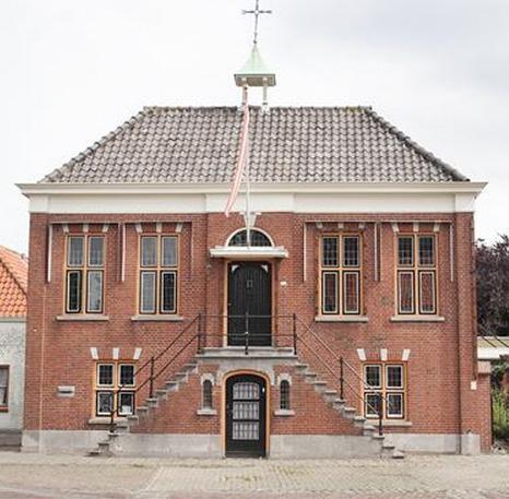 Aan het begin van de negentiende eeuw werd Standdaarbuiten een zelfstandige gemeente. Sinds de gemeentelijke herindeling in 1997 behoort het dorp tot de gemeente Moerdijk.