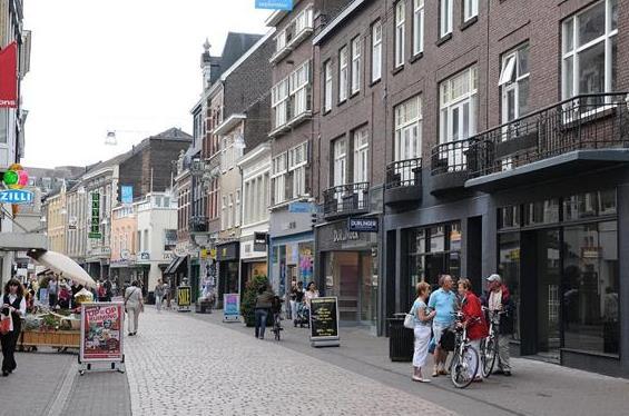Het object is gelegen aan de Hamstraat 25A te Roermond, pal in het centrum (voetgangersgebied) De directe omgeving bestaat uit hoofdzakelijk commerciële ruimten met bovengelegen woningen.