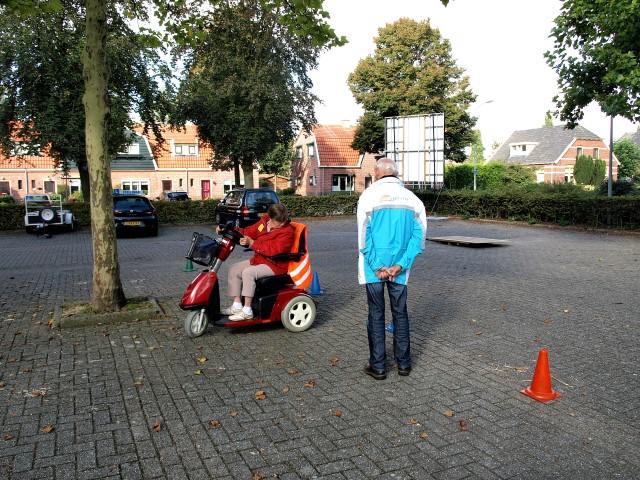 Pg. 12 Scootmobieltraining Scootmobieltraining Projectnummer 9 Projectnaam: Scootmobieltraining. Datum: juni 2017. Deelnemers Uitvoerders: 20 scootmobielrijders.