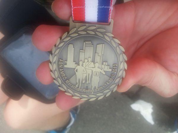 Medaille Daarna richting de tent voor het graveren van de medaille. Onderweg nog even weer zitten en Tamara komt langs.