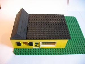 Kijk nu eens naar de volgende foto. We zoeken gele blokjes en ook zwarte om het dak te maken.