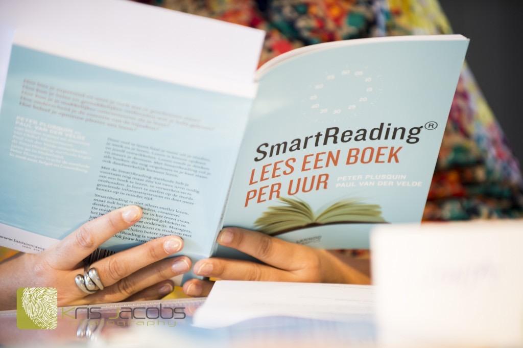 In de SmartReading training leer ik je stap voor stap : dat je een boek in één uur kan lezen en er meer van zal weten dan via gewoon lezen dat je geweldig geconcentreerd kan lezen met volle focus dat