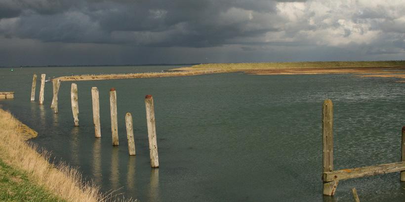 Men was ongerust dat deze, toen nog zwakke, dijken het zouden begeven bij zware storm. Daarom legde men, een aantal meters landinwaarts, een reserve dijk aan.