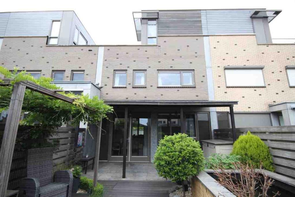 Hemmingstraat 6 Zutphen In de prettige woonwijk Leesten (Looër Enk), op de rand van stad en het prachtige groene buitengebied van Zutphen, gelegen moderne TUSSENWONING (2005) met carport, zonnige