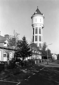 van de grenzen is de meeste smokkel verdwenen, hoewel de drugshandel nog steeds opgeld doet. 1917 Watertoren Pagina 30 Nieuwe watertoren Teken de watertoren na in de vakjes hiernaast.