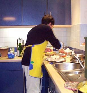 Tongfilets met aardappelpuree Werkwijze aardappelpuree 3 personen Gekookte aardappelen Schil de aardappelen Snijd ze in 4 stukken. Spoel ze Vul een kookpot met water. Doe er een koffielepel zout in.