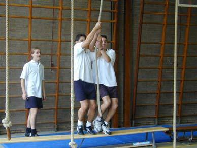 78 2.7. Individuele bewegingsopdrachten: Het Tarzan-spel : in deze slingersituatie gaat het er om zo laat mogelijk in het slingerende touw te springen en dit liefst vanaf een verhoging.