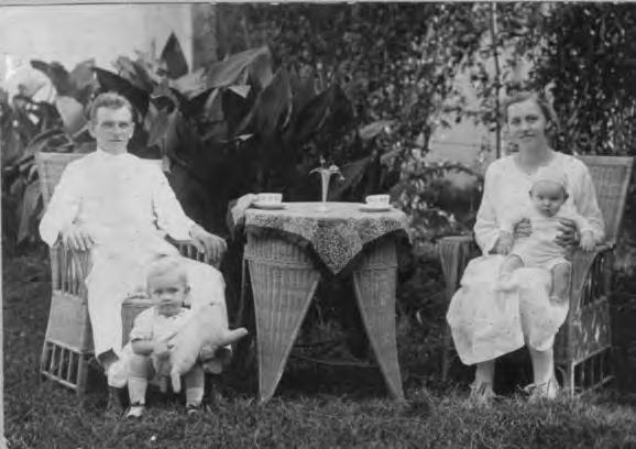 Gevers 414 Renso Vonk, Elsie Mulder en kinderen Alie en Roelf te Magelang in 1923 of 1924. Bron: Renso Vonk Collectie ing. R.R. Woltjes.