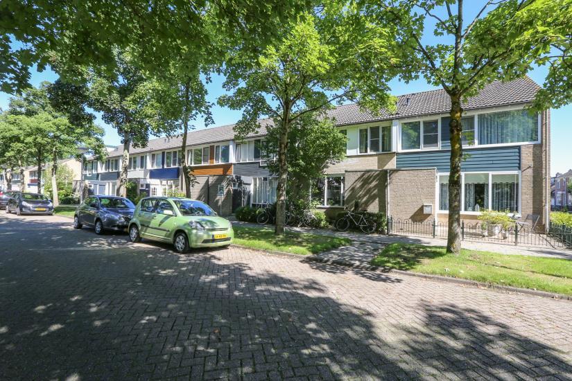 Bouwjaar : ± 1975 Woonoppervlakte : ± 117 m² Inhoud: ± 371 m³ Dinteloord Sectie : F Nummers : 2904 Grootte : 148 m² Rustig gelegen tussenwoning aan de rand van Dinteloord in een groenrijke en