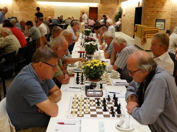 oorda de wehouder aan he eerse bord de eerse ze erzorgde Voor aanang an de laase ronde had Marnix Hofman wee punen gescoord ui wee wedsrijden In zijn laase parij egen Henk an Puen (LSG) had hij