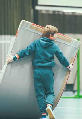 Rennen, tuimelen en overal tegenaan botsen. Leren ontdekken waar je lichaam eindigt en de ruimte begint. Dit sportkamp vol met educatieve spelletjes is gericht op sociale en creatieve vorming.