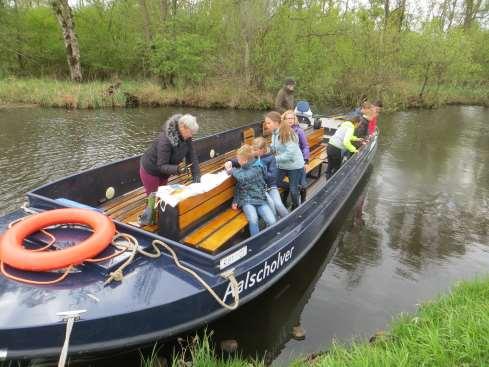 Activiteit 7: De Zeearenden in de Otterskooi, woensdagmiddag 19 april De Rondvaartboot Aalscholver ligt al klaar en de schipper is Rob Pieters.