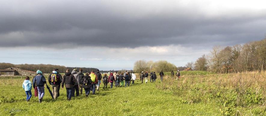 V R E E M D G A A N I N D E R E G E N MEANDER Deinze-Zulte gaat vreemd Greet De Wandeler Geen blik gunt ze ons, de zon, daar op het kerkpleintje van Roesbrugge bij Poperinge.