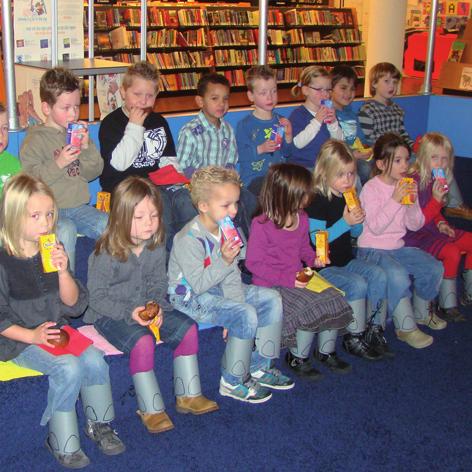 Dit aanbod van Huus van de Taol bestaat uit drie mappen met in totaal 120 lesjes (een verhaal, gedicht of lied) in het Drents, voor de hele school. Er horen zes cd s bij het pakket.