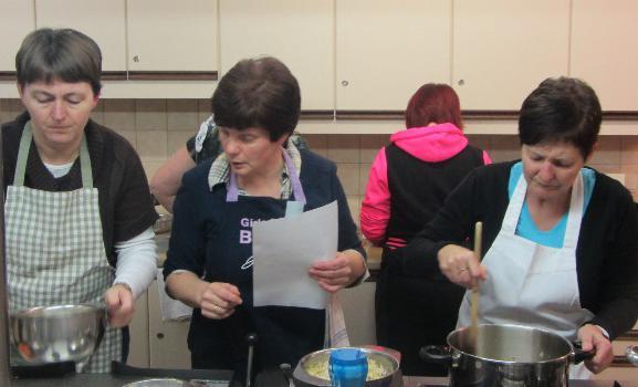 We koken in de keuken van het Kuipershof (ingang achterdeur keuken, langs lokaal van de revue, kant P.