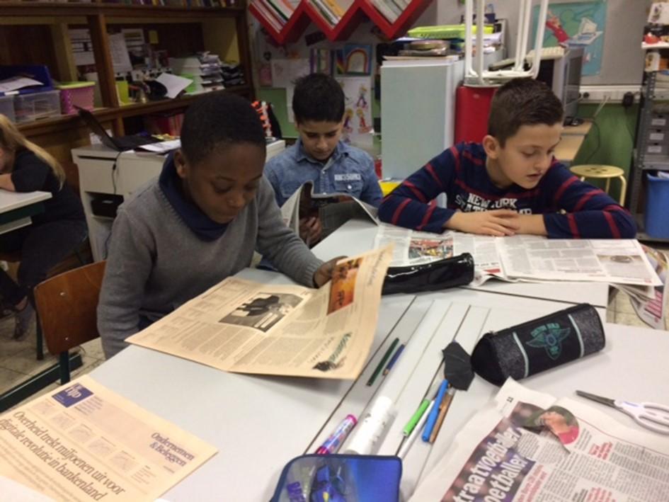 We worden elke week in dezelfde groepjes van 2 of 3 leerlingen verdeeld en zitten dan verspreid over drie klaslokalen. Wat vonden we het spannend om te lezen voor de kinderen van het zesde leerjaar!