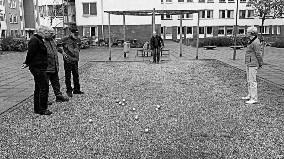 Wie wil er jeu-de-boules spelen? We hebben nu een jeu de boulesbaan buiten bij Groot Hoogwaak.