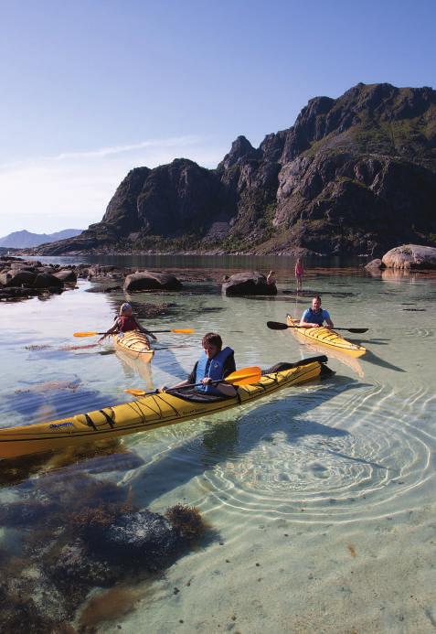 Verschillende kleding van neopreen of een droogpak zijn ideale keuzes als kajak kleding. ENERGYBOOST. Paddling out to an islet to make camp is a wonderful outdoors experience.