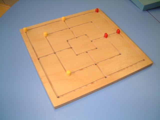 020000120 Nine Men's Morris, strategie spel voor 2 spelers.