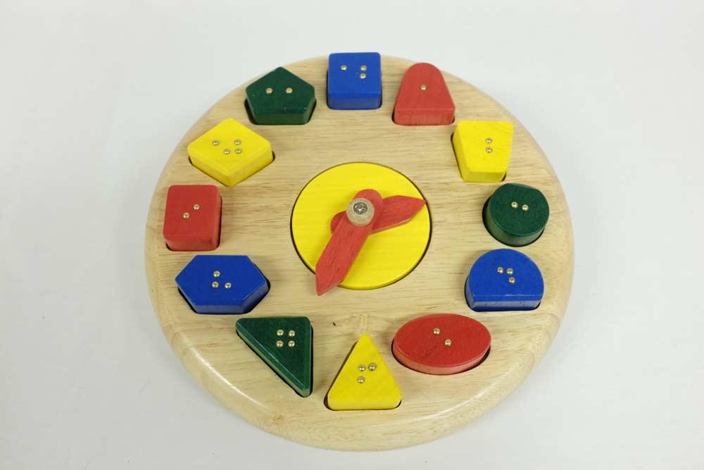 020001900 Tic Tac Toe : houten spel, samengesteld uit een vierkanten houten rooster van 12,5 x 12,5 cm met 9 vakjes telkens gescheiden door een tactiele gleuf. 5 houten vormen O en X.