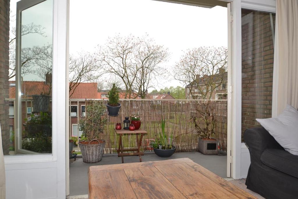 Het balkon ligt aan de voorzijde van het complex en is ca. 2.40x1.