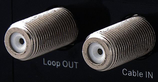 Hirschmann HMV41 versterker is uitgevoerd met een IEC-female connector voor de aansluiting van een externe MoCA adapter (foto: Cable Home BV) Loop OUT 5-862 MHz Ontwikkelingen Eind