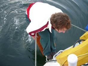 dit bedoeld voor voorstuwing met een peddel, of desnoods met een luik. Maar nergens kunnen wij vinden dat je de boot niet vooruit mag duwen terwijl een bemanningslid achter de boot zwemt.