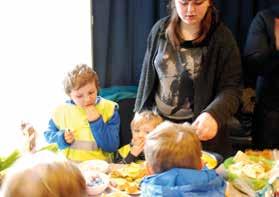 Op die manier kan de peuter ook geleidelijk aan vertrouwd raken met de begeleiders, andere kinderen en de omgeving.