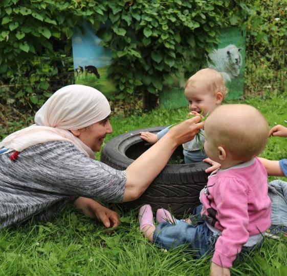 Deze ruimte bevindt zich in een bos met natuurlijke, uitdagende hoekjes waar de