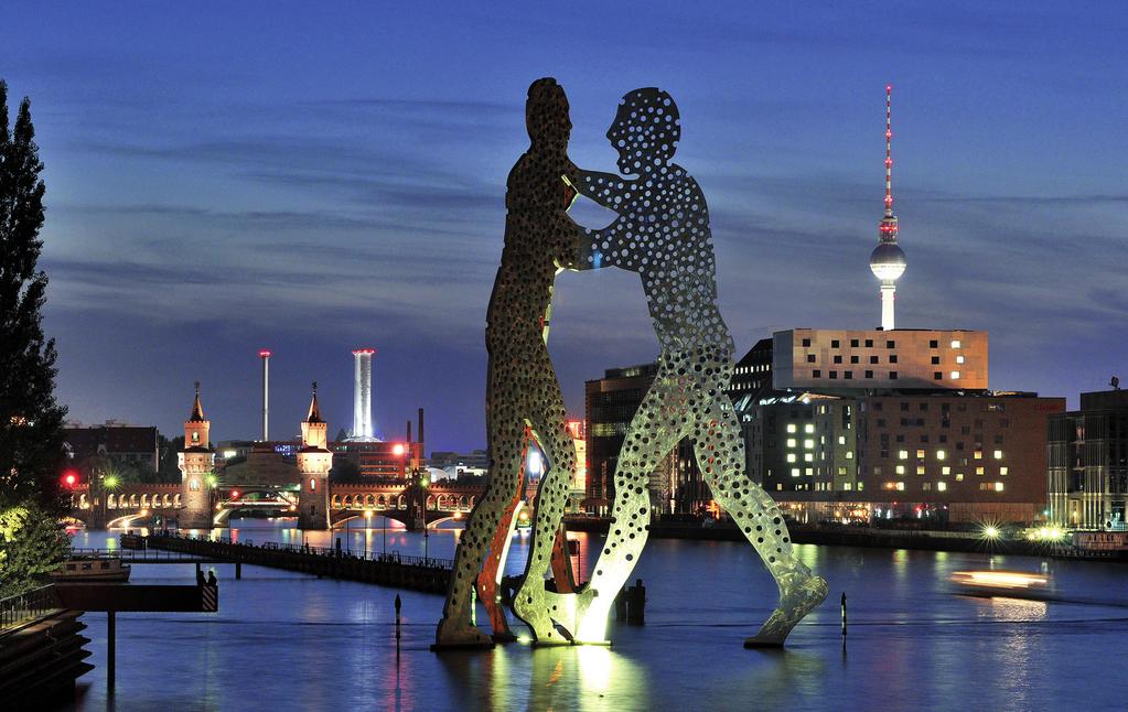 7 Molecule Man, een kunstwerk van de Amerikaanse kunstenaar Jonathan Borofsky in de Spree. Op de achtergrond de Fernsehturm en de Oberbaumbrücke.