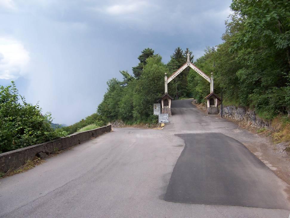 Foto poort Annunciata Je houdt nu links aan.