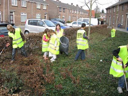 Bloemstraat Woensdag 17 maart hebben we samen met de kinderen uit onze wijk mee gedaan aan de landelijke schoonmaakactie, we waren met een groepje van 20 kinderen en een aantal buurtbewoners.