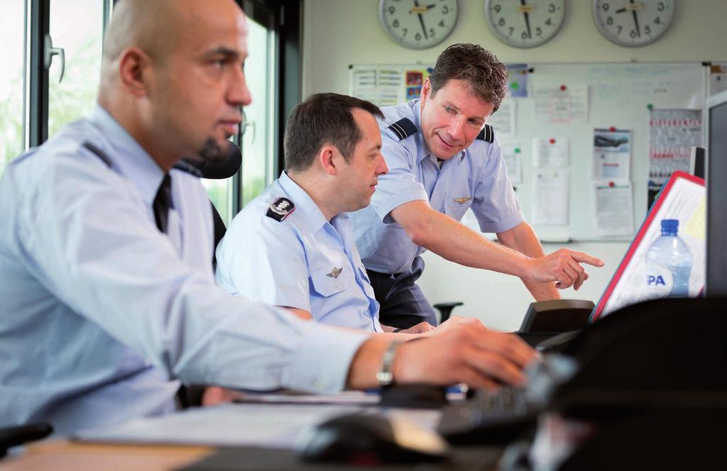 van de Bospoort MCD, B. Nijs In het Mission Control Center van het EATC militaire capaciteit. Het zelfstandig inrichten van deze capaciteit is voor veel landen financieel niet langer mogelijk.