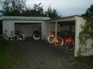 - Fietsenstalling: geen