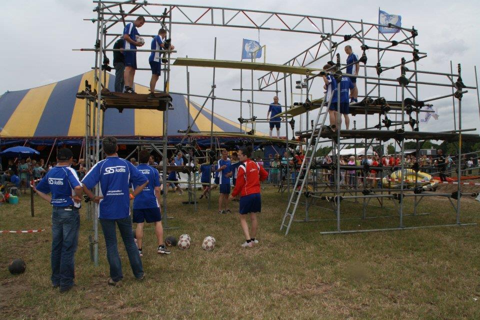 Spel 11 Tienray KPJ-Melderslo: Mega knikkerbaan Twee teams strijden tegen elkaar om punten bij elkaar te krijgen. Dit gebeurt door ballen het parcours af te laten leggen.