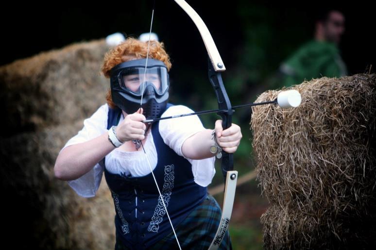 Spel 15 Griendtsveen Limburgs uitje: warrior tag Trefbal maar dan anders. In plaats van dat je met trefballen elkaar afgooit, heb je een pijl en boog waarmee je elkaar kunt afschieten.