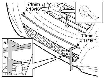 2 Geldt voor auto's zonder bumper bar Verwijder kentekenplaat en houder. IMG-286186 3 Zet een stuk tape vast (zie afbeelding).