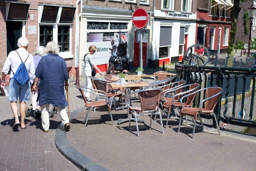 Het terras loopt veel te ver door de brug op.