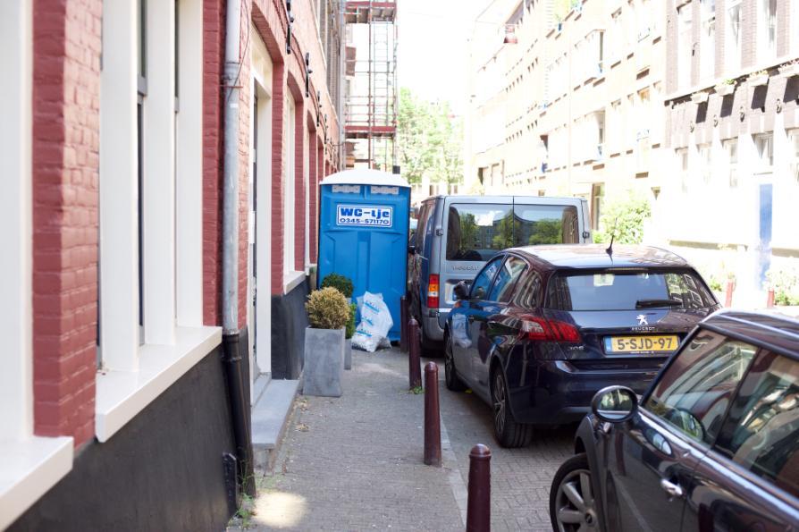 De Oude Looiersstraat ziet er erg gezellig uit, maar je moet wel op de rijweg lopen De