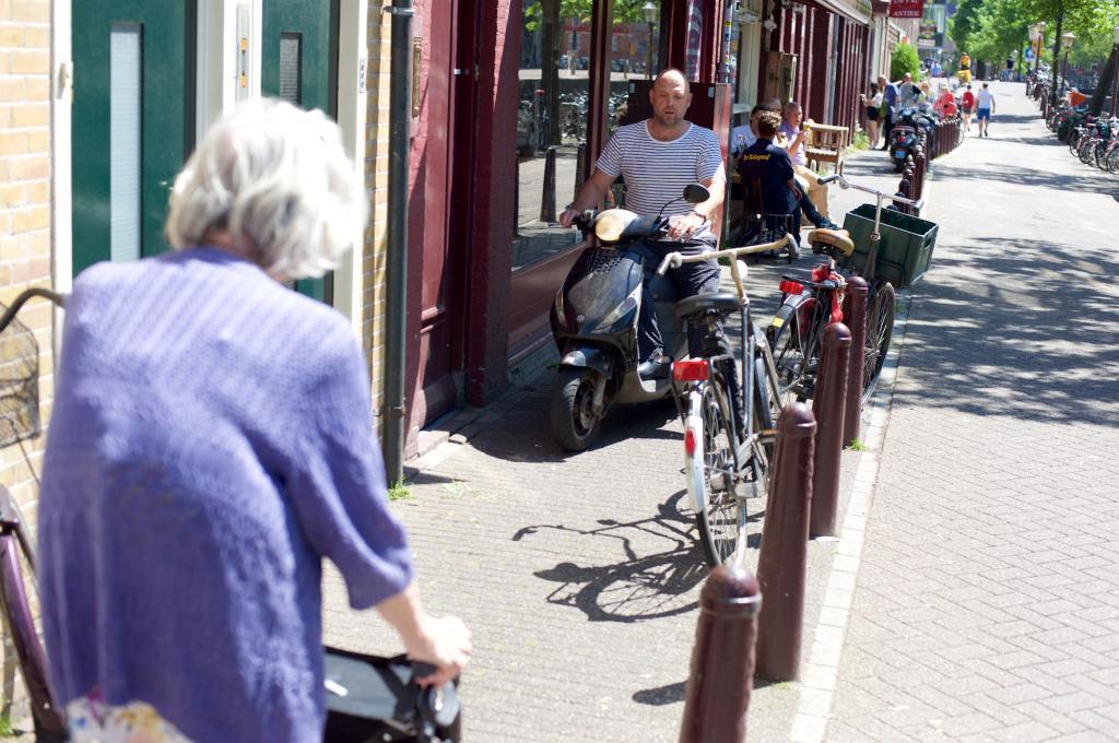 Een wandeling vanuit De Makroon naar Gebr. Winter is geen pretje met een rollator. Na de wandeling praten we na met de twee bewoners van De Makroon.